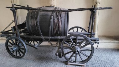 Tarihi bir Avrupa müzesinde sergilenen korunmuş bir ahşap varil arabası, geçmişteki geleneksel zanaat ve ulaşım yöntemlerini gözler önüne seriyor..