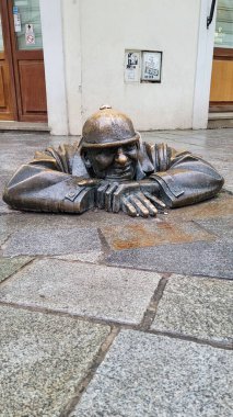 Tanınmış bir bronz heykel, Slovakya 'nın Bratislava kentindeki bir rögar kapağından çıkan' Çalışan Adam ', şehrin sokaklarına cazibe katıyor..