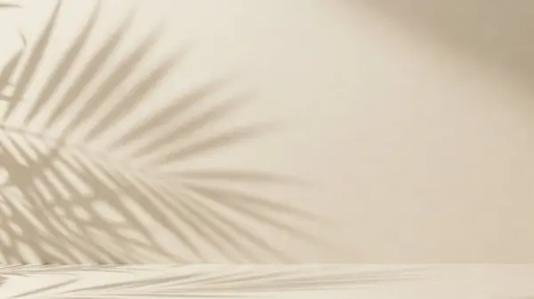 Açık bej bir duvarda yumuşak palmiye yaprağı gölgeleri olan minimalist bir estetik arka plan.