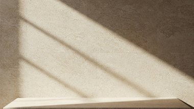 İnce, doğal dokuları olan bej taştan bir duvarın olduğu minimalist bir sahne.