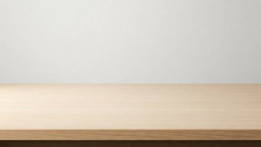 Temiz ve minimalist bir düzenek. Hafif ahşap bir masa ve düz beyaz bir duvar arka planı var.