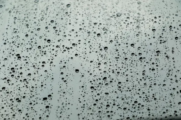 Pencereye yağmur damlaları