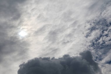 Yumuşak, ince bulutlarla dolu sakin bir gökyüzü parlak mavi bir zemin üzerinde, sakin ve huzurlu bir atmosfer yaratıyor..