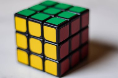 Sarı, yeşil ve kırmızı kenarlı çözülmüş bir Rubik Küpü.