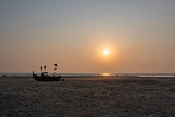 Geleneksel balıkçı teknesi, Cox 's Bazar Plajı' nda sampan, Bengal Körfezi, Bangladeş 