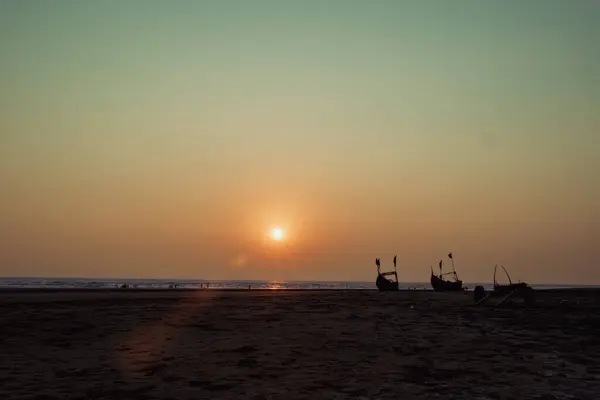 Geleneksel balıkçı teknesi, Sampan. Sahil, çarşı, Bengal Körfezi, Bangladeş