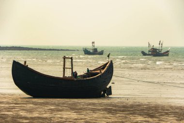 Geleneksel balıkçı teknesi, Sampan. Sahil, çarşı, Bengal Körfezi, Bangladeş