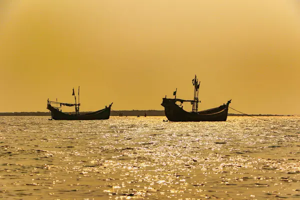 Geleneksel balıkçı teknesi, Sampan. Sahil, çarşı, Bengal Körfezi, Bangladeş
