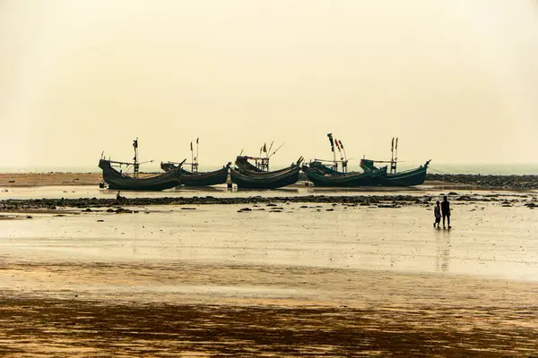 Geleneksel balıkçı teknesi, Sampan. Sahil, çarşı, Bengal Körfezi, Bangladeş