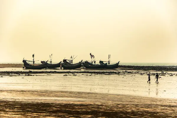 Geleneksel balıkçı teknesi, Sampan. Sahil, çarşı, Bengal Körfezi, Bangladeş