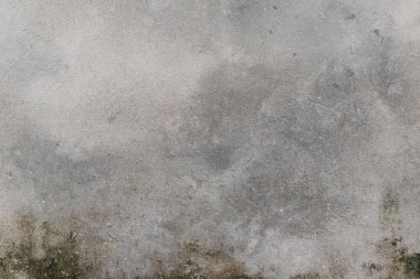 Çeşitli tasarım projeleri için eşsiz, benekli bir dokuya ve sessiz bir renge sahip eski gri duvar arkaplanı.