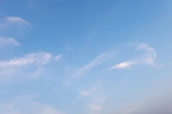 Yumuşak, ince bulutlu, açık mavi bir arka plan. Her türlü yaratıcı girişime ya da düzene sükunet katmak için mükemmel..