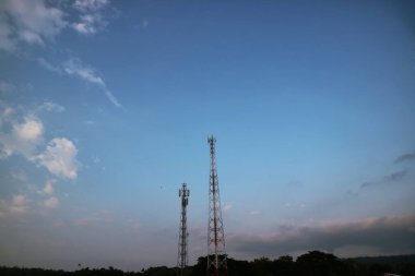 Açık Mavi Gökyüzünün Altındaki Kırsal Alandaki Hücre Kuleleri