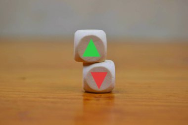 Yeşil üçgenler ve kırmızı üçgenler içeren ahşap zar, işletme faiz oranı kavramı.