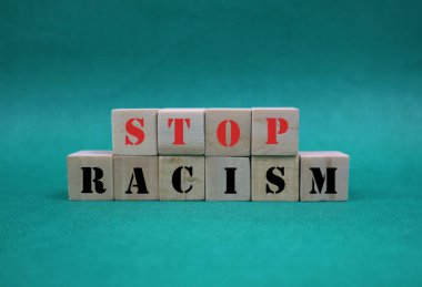 Yeşil Arkaplanda 'Irkçılığı Durdurun' yazan Tahta Bloklar