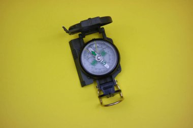 Kılavuz ve Keşif İçin Askeri Tarz Pusula Sarı Arkaplanda