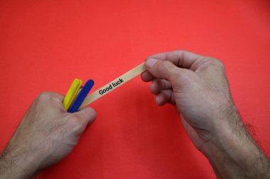 Şanslı oyun konsepti. Elinizde renkli dondurma çubukları ve üzerinde 