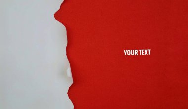 Yaratıcı Tasarım için kırmızı zemin üzerine yakın plan yırtık beyaz kağıt dokusu. metin için boşluk kopyala