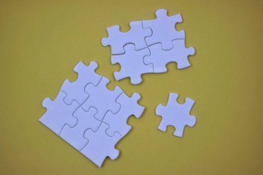 Beyaz Bulmaca Parçaları Sarı Arkaplanda Sorun Çözmeyi Sembolize Ediyor. metin için boşluk kopyala