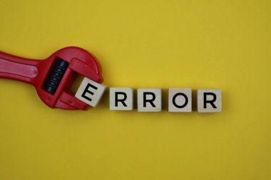 Üzerinde 'hata' yazan ahşap bir bloğu sarı bir arkaplanda izole eden, yaratıcı bir şekilde hata veya problemi ifade eden bir araç.