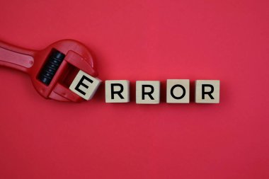 Üzerinde kırmızı bir arkaplan üzerinde 'hata' yazan bir tahta bloğu tutan bir araç. Bu da bir hata veya problemi yaratıcı bir şekilde ifade eder..