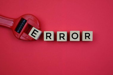 Üzerinde kırmızı bir arkaplan üzerinde 'hata' yazan bir tahta bloğu tutan bir araç. Bu da bir hata veya problemi yaratıcı bir şekilde ifade eder..