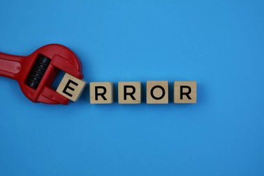 Üzerinde 'hata' yazan ahşap bir bloğu mavi bir arkaplanda izole eden, yaratıcı bir şekilde hata veya problemi ifade eden bir araç.