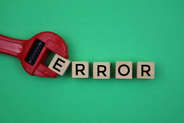 Üzerinde 'hata' yazan ahşap bir bloğu yeşil bir arkaplanda izole eden, yaratıcı bir şekilde hata veya problemi ifade eden bir araç.