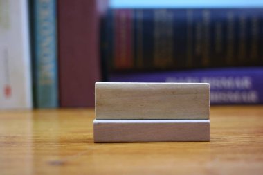 Kitap arkaplanlı kopyalama alanı için tahta blok. Masada izole