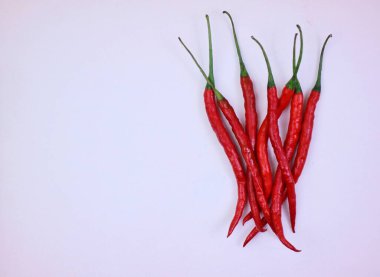 Yemek ve Mutfak Konsepti için Beyaz Arkaplan 'da Kırmızı Biber Görünümü. en üstteki görünüm