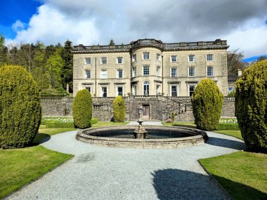 İngiltere 'nin Lake District bölgesinde Rydal Hall' da bahçeleri, çitleri ve merkezi bir çeşmesi olan büyük bir Gürcü evi bulunmaktadır. Tarihi İngiliz malikanesi, kırsal konak, bahçe evi ya da Lake District fotografları gibi araştırmalar için harika..