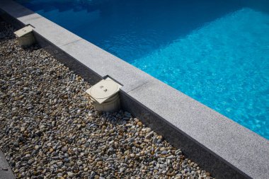 Ev havuzu temizliği, bakım güneşi ve gölge.