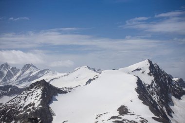 Alplerin karla kaplı zirveleri