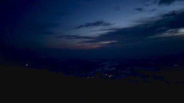 Dağ ormanında gece gökyüzü aydınlandı. Yüksek kalite 4k görüntü