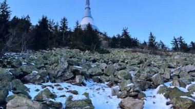 Jed dağ kulesi Liberec Çek Cumhuriyeti. Yüksek kaliteli FullHD görüntüler