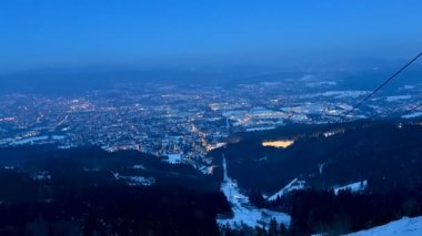 İyi akşamlar karlı şehir Liberec. Jested Dağı 'nın manzarası. Yüksek kalite 4k görüntü
