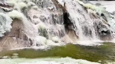 Kışın orman nehri ve şelale. Yüksek kalite 4k görüntü