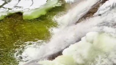 Karda donmuş bir şelale. Yüksek kalite 4k görüntü