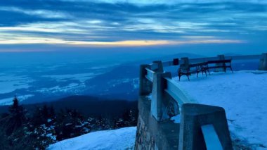 Dağın tepesindeki modern Jested kulesi. Gözlem güvertesinden karlı dağların akşam manzarası. Yüksek kalite 4k görüntü