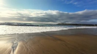 Okyanus kıyısındaki kumsal. Güçlü okyanus dalgalarında sörf yapmak. Yüksek kalite 4k görüntü