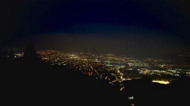 Dağın tepesinden gece kış şehri manzarası. Yüksek kalite 4k görüntü