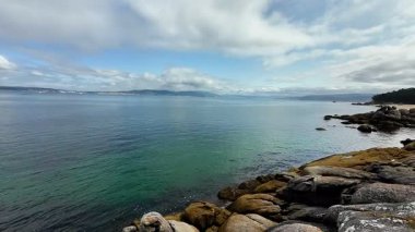 Sakin dalgalar ve Atlantik Okyanusu 'nun güzel bir körfezinin taş kıyısı. Yüksek kalite 4k görüntü