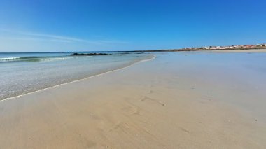 Altın kumu, berrak gökyüzü ve sakin dalgaları olan sakin bir sahil. Günlük hayattan uzaklaşmak için ideal bir yer.