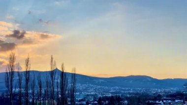 Nefes kesici bir kış gündoğumu görkemli dağlara ve canlı bir sabah göğüne ılık bir parıltı saçar.