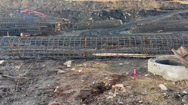 Çelik çubuklar, güçlü temeller ve sağlam yapılar için gerekli olan bir inşaat alanında düzenlenir.