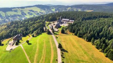 Nefes kesici bir hava perspektifi yemyeşil ve ormanlarla çevrili engin açık alanlar gösteriyor..