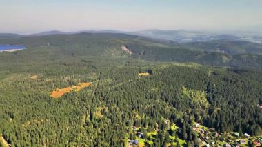 Göz kamaştırıcı hava manzarası yemyeşil ormanların ve yuvarlanan tepelerin nefes kesici güzelliğini yakalıyor.