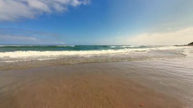 Okyanus dalgalarının getirdiği dindirici sükunetin zevki sıcak, davetkar kıyıya hafifçe çarpıyor.