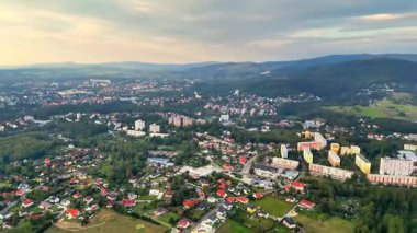Bu nefes kesici hava manzarası güzel bir şekilde sergileniyor sakin bir kasaba manzarası ılık altın saat ışığı altında yıkanmış.