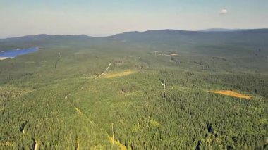 Nefes kesici ve çarpıcı bir hava manzarası muhteşem dağlar, yemyeşil ormanlar ve büyüleyici bir köy.